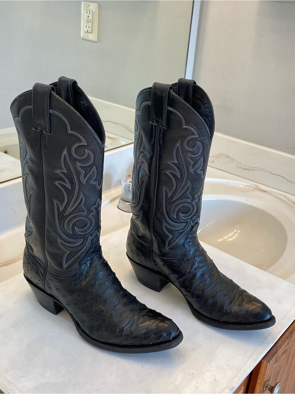 Vintage Justin Women’s cowboy boot size 8B excellent condition perfect bottom.